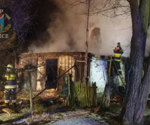 Z jej domu pod Płockiem nic nie zostało. Uratowała się z pożaru, ale straciła dorobek życia! [ZDJĘCIA]