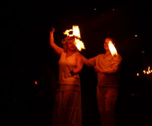 Pokaz fireshow w wykonaniu tancerzy i tancerek Teatru Ognia „Mantra” z Makowa Mazowieckiego