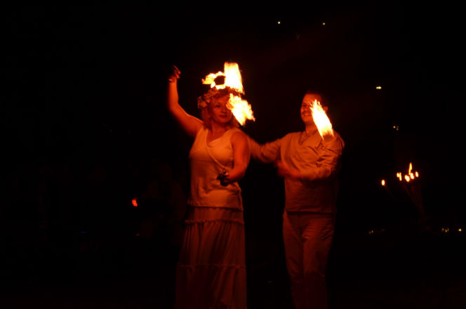 Pokaz fireshow w wykonaniu tancerzy i tancerek Teatru Ognia „Mantra” z Makowa Mazowieckiego