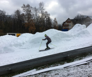 W Karpaczu jest już sporo śniegu. Pochodzi z fabryki