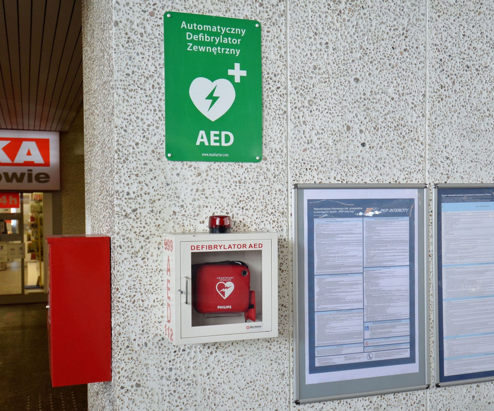 Defibrylator na Dworcu Centralnym w Warszawie