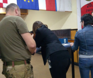 Dolnoślązaczki coraz częściej sięgają po broń