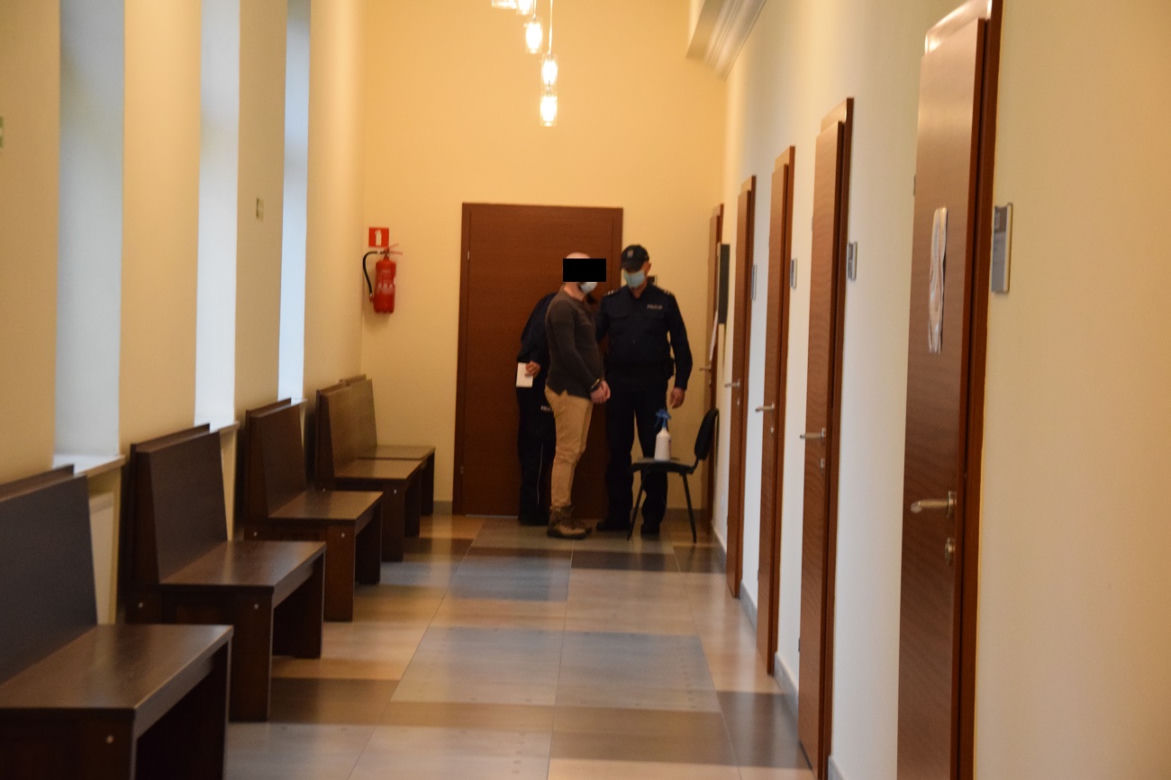 16-latek zgwałcony w opuszczonym internacie w Pustkowie-Osiedlu. Ruszył proces [ZDJĘCIA]