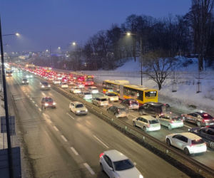 Wypadek na Trasie Łazienkowskiej. Autobus i trzy auta rozbite