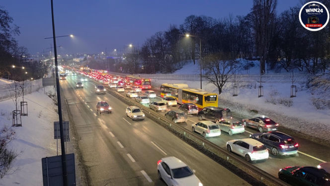 Wypadek na Trasie Łazienkowskiej. Autobus i trzy auta rozbite