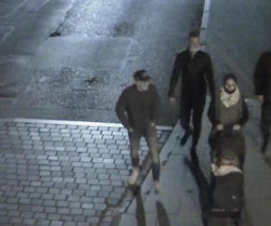 Brutalne pobicie w centrum Bydgoszczy! Policja publikuje zdjęcia i prosi o pomoc 