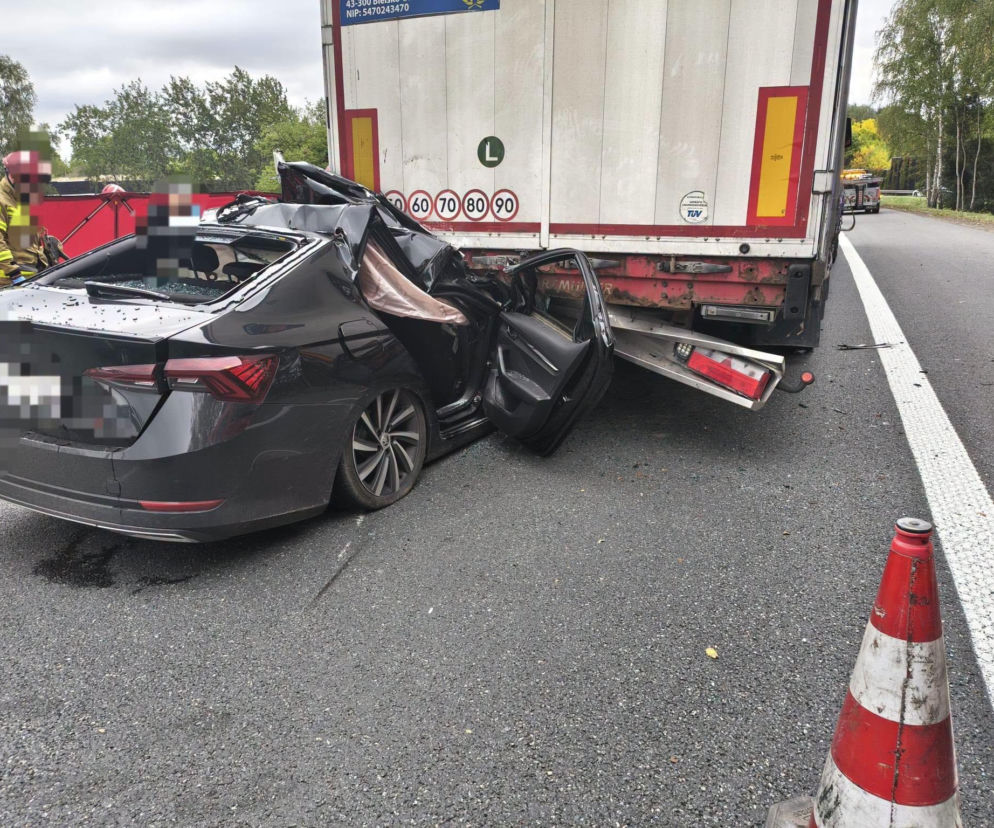 Rozbity samochód osobowy wbity w tył naczepy ciężarówki na trasie S1. O wypadku w Mysłowicach przeczytasz na SE.