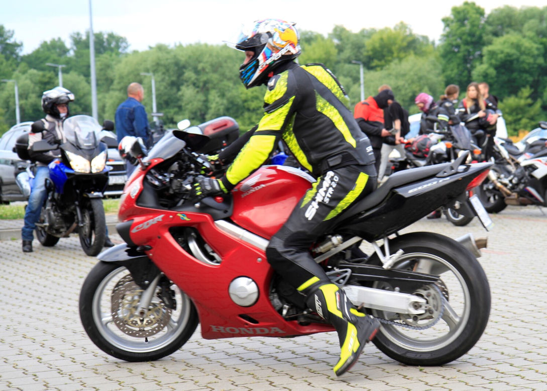 Przed Areną Lublin symbolicznie pożegnano dwójkę tragicznie zmarłych motocyklistów