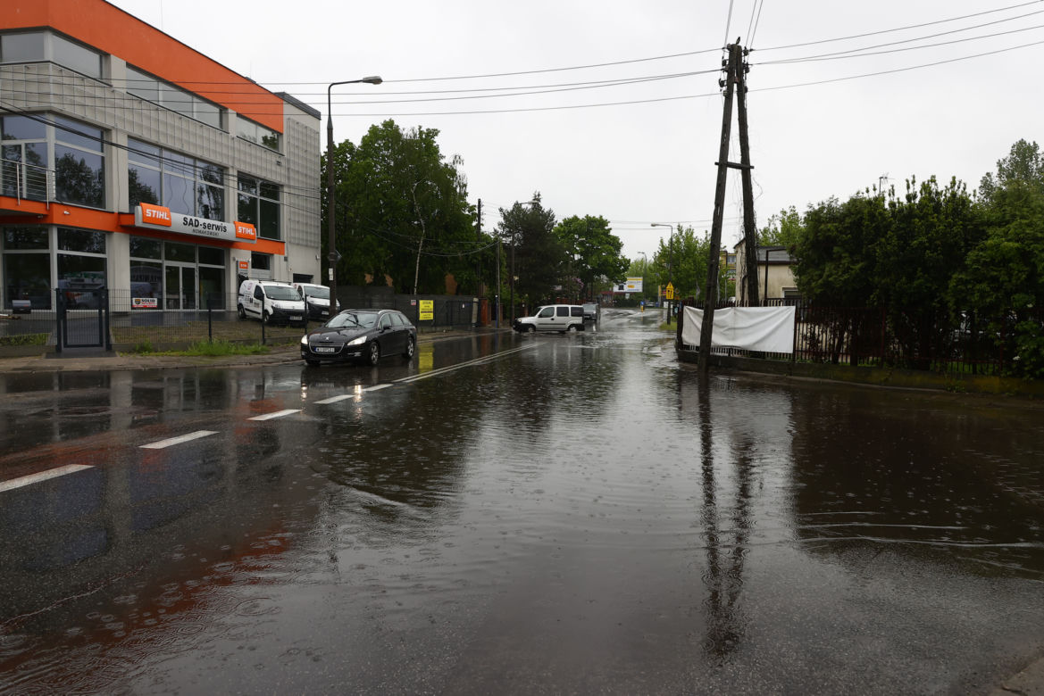 Ulice Warszawy popłynęły po ulewie