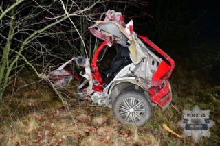 Pijany i naćpny rąbnął seatem w drzewo. Z auta zostały strzępy, pasażer zginął na miejscu