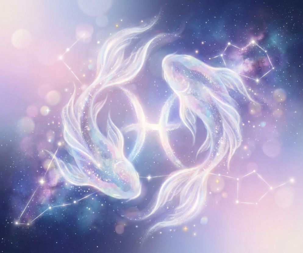 Ilustracja przedstawia symbol znaku zodiaku Ryb, dwie delikatne ryby połączone ze sobą, lśniące eterycznym światłem na tle rozgwieżdżonego, fioletowo-niebieskiego kosmosu. Obraz nawiązuje do horoskopu dziennego dla Ryb, o którym można przeczytać na naszym portalu.