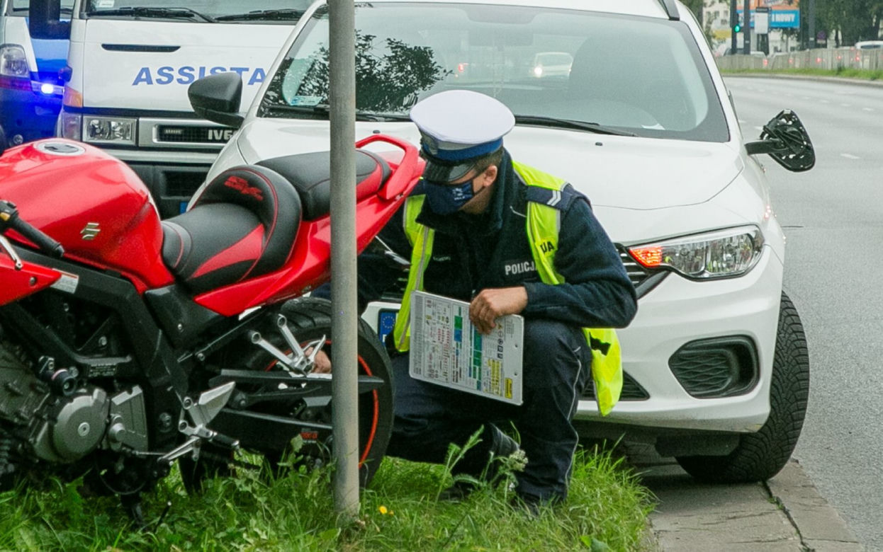 Motocyklista runął na jezdnię