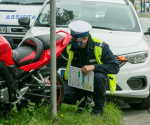Motocyklista runął na jezdnię