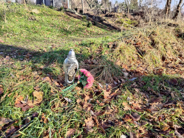 Zabójstwo 11-latki. Różowe kwiaty i znicz na miejscu tragedii