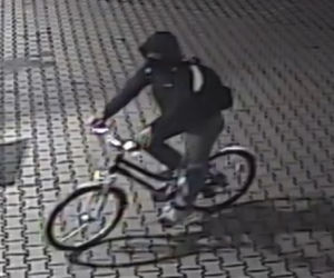 Włamanie do weterynarza koło Torunia. Rozpoznajesz sprawców? Szuka ich policja!