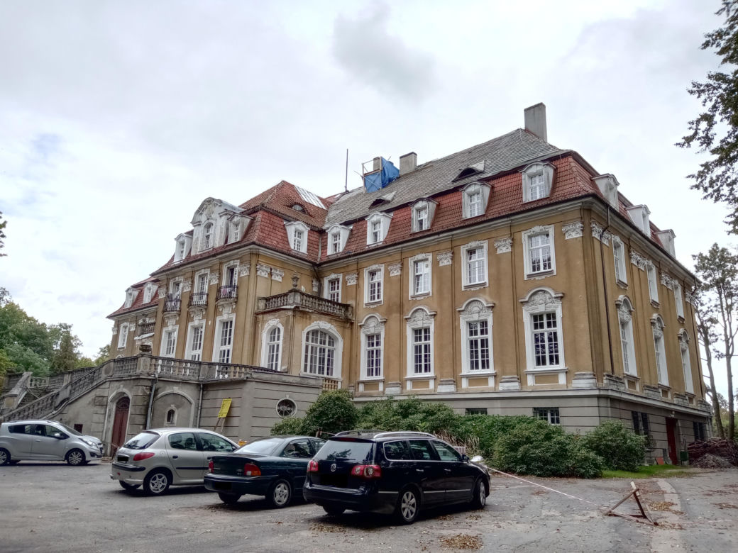 W tej wsi w woj. śląskim znajduje się jeden z najpiękniejszych pałaców. W PRL-u przekształcono go w sanatorium