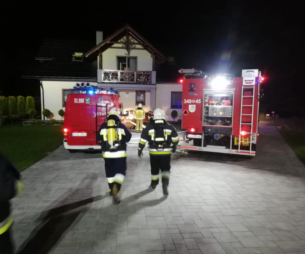 Zabrzeż. W domu zapaliła się kotłownia. Mieszkańcy musieli uciekać przed ogniem na balkon