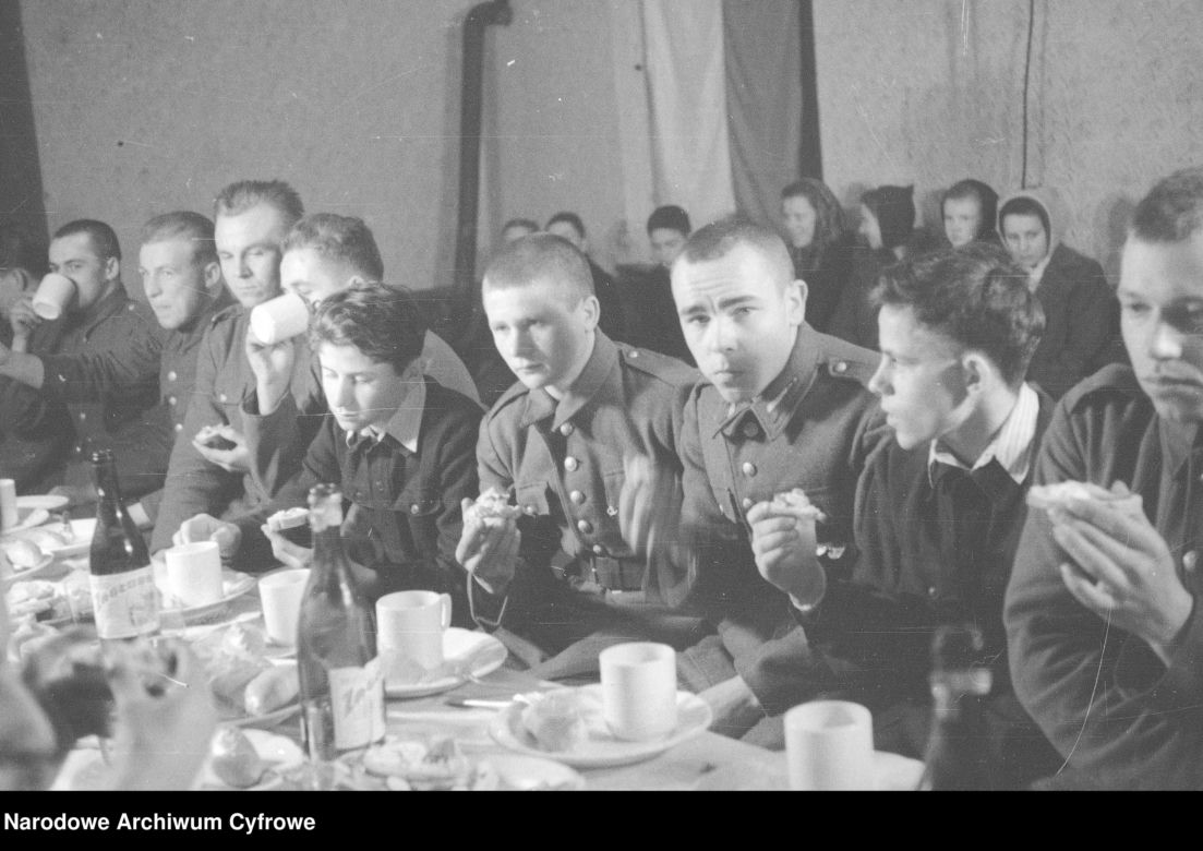 Ile kiedyś kosztowała Wigilia? Od magnackiej uczty po chłopski pośnik