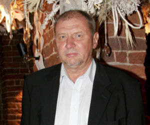 Tak wyglądał przed laty Andrzej Grabowski. Miał jeszcze mniej włosów!