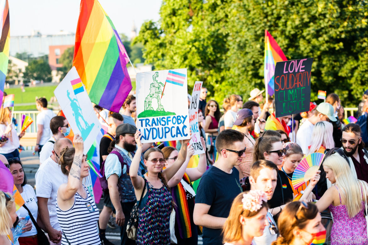 Marsz Równości w Krakowie - tłumy na wydarzeniu pod hasłem "Zaczerpnąć tchu".