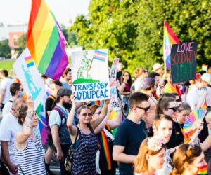 Marsz Równości w Krakowie - tłumy na wydarzeniu pod hasłem Zaczerpnąć tchu.