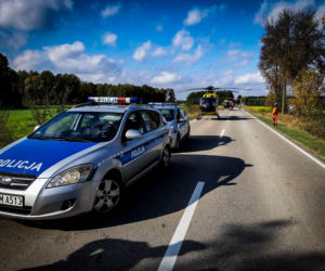 Audi roztrzaskało się na drzewie. Jechało nim 5 młodych osób 
