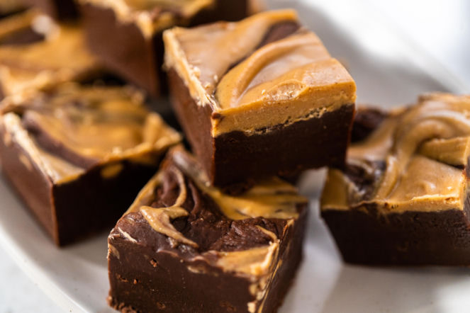 Ten kawowy deser nie potrzebuje piekarnika. Idealnie sprawdzi się na imprezie