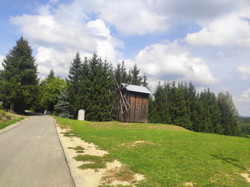 Różanka. Wieża widokowa i zabytkowy wiatrak [GALERIA]  
