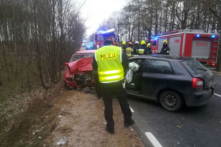 Czołowe zderzenie Audi i Skody na DW 235. Kierowcy z poważnymi obrażeniami trafili do szpitala