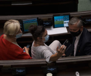 Posłowie oglądają mecz
