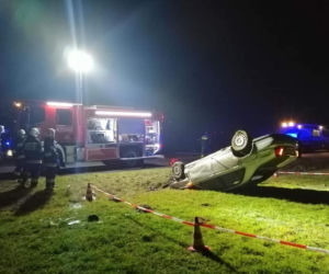 Dachowanie w gminie Rusiec. Przyczyna? Niestety, standardowa - prędkość i...