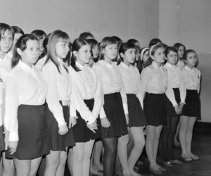Gra w klasy, mundurki i wielkie uroczystości! Tak wyglądała szkoła 40 lat temu [ARCHIWALNE ZDJĘCIA]