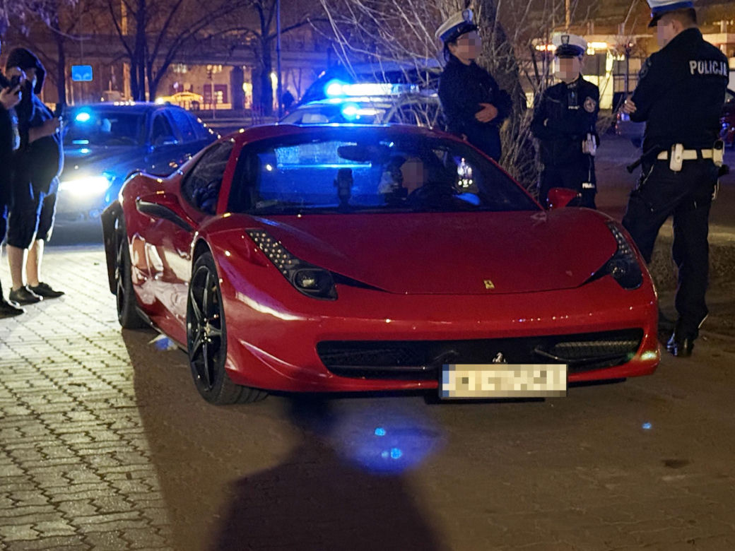 Znany TikToker driftował czerwonym Ferrari. Rozbił auto i uciekł