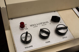 Mellotron ukształtował brzmienie rocka progresywnego. Historia najbardziej awaryjnego instrumentu w dziejach