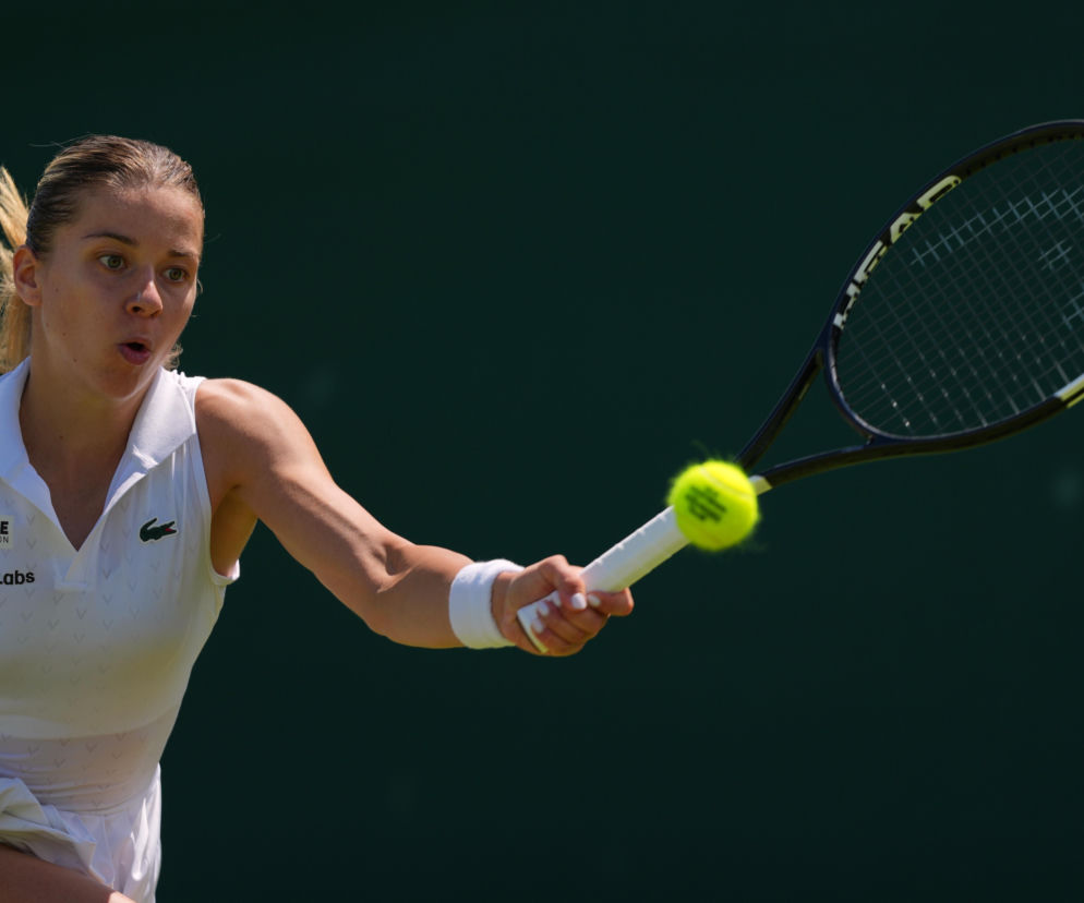 Tenisistka Maja Chwalińska uderza rakietą w piłkę podczas meczu. O nagrodach w Cincinnati przeczytasz na SE Supersport.