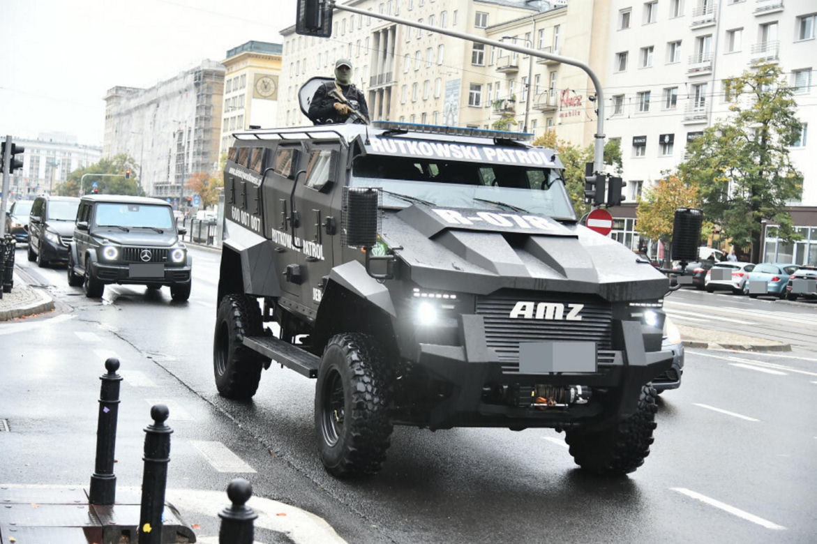 Awantura o władzę w Akademii Polonijnej w Częstochowie. Ludzie Rutkowskiego eskortowali ksiedza