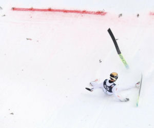 Kacper Tomasiak zaliczył dramatycznie wyglądający upadek w Vikersund