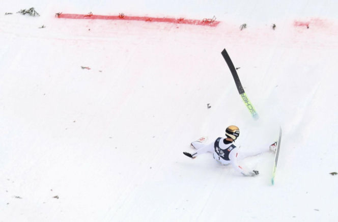 Kacper Tomasiak zaliczył dramatycznie wyglądający upadek w Vikersund