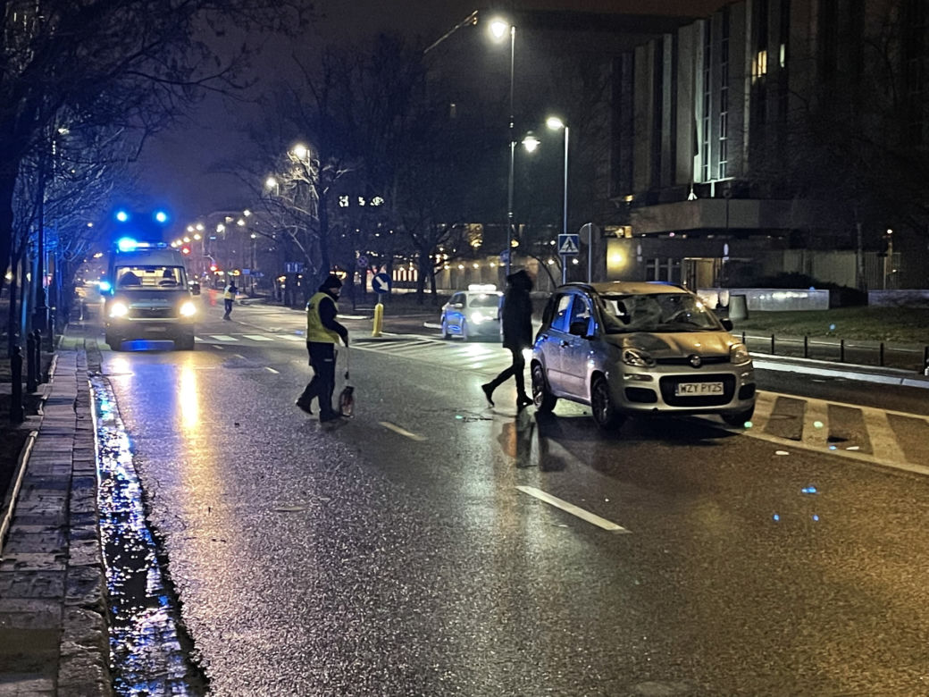 Potrącenie na przejściu w centrum. Pieszy w stanie krytycznym