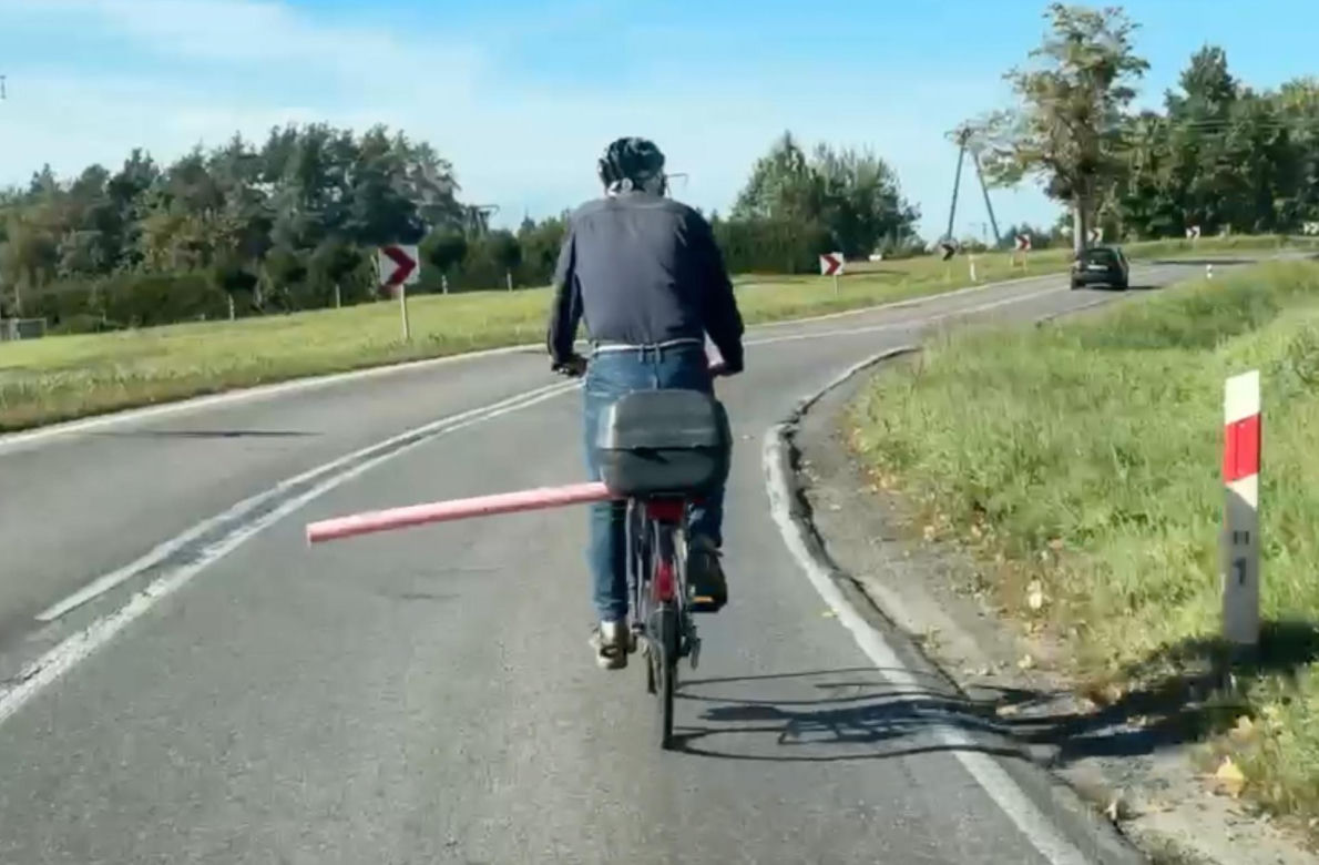 Rowerzysta z różową rurką. Prowokuje czy dba o własne bezpieczeństwo?