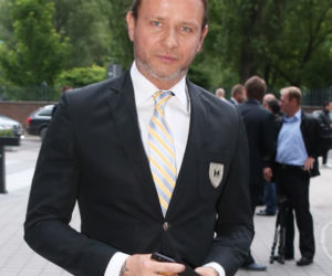 Jest szczęśliwa z 7 facetem