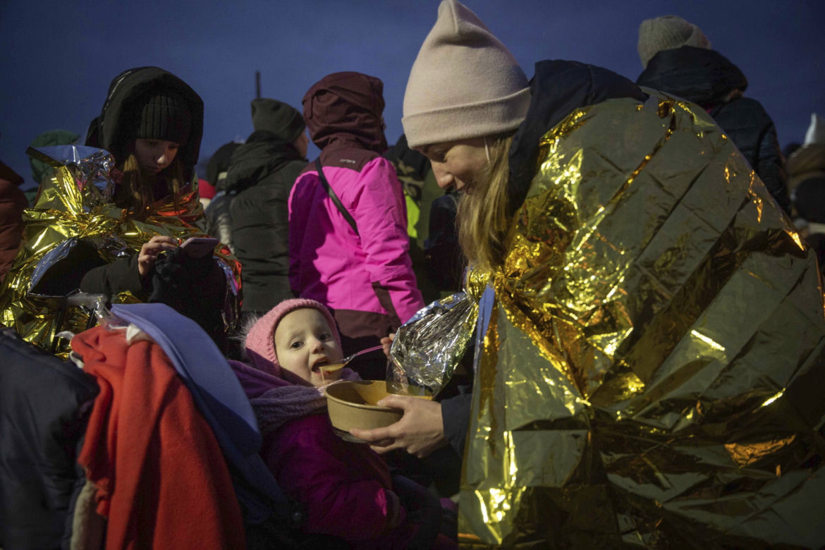 Już prawie 2 MILIONY obywateli Ukrainy uciekły przed wojną. Rosja celowo wywołuje katastrofę humanitarną