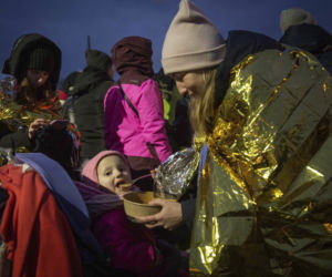 Już prawie 2 MILIONY obywateli Ukrainy uciekły przed wojną. Rosja celowo wywołuje katastrofę humanitarną