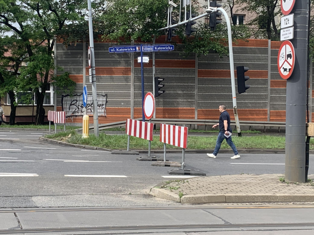 Pociągi i autobusy wróciły do kursowania. Estakada w Chorzowie jest zamknięta