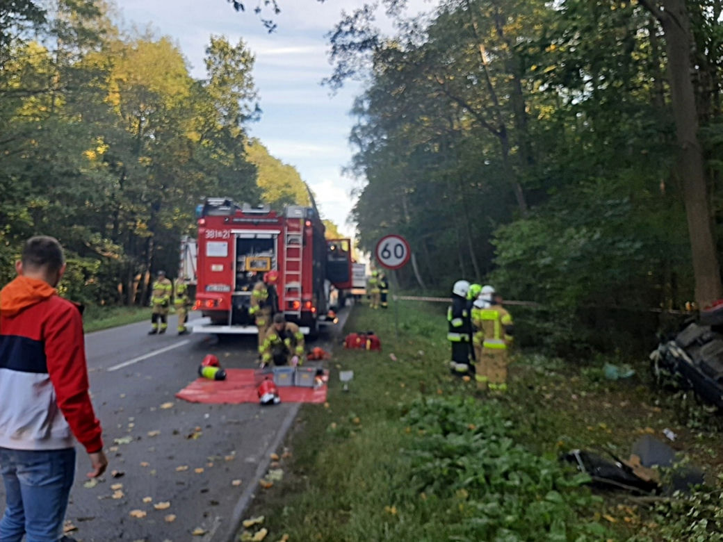 Horror  pod Siedlcami. 21-latek w bmw roztrzaskał się o drzewo. Auto owinęło się wokół pnia!