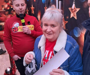 Święty Mikołaj Biedronki odwiedził świętokrzyskie miasto. Zobaczcie co działo się w wiosce przed sklepem