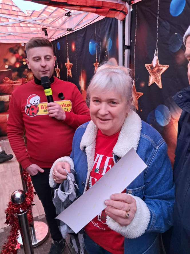 Święty Mikołaj Biedronki odwiedził świętokrzyskie miasto. Zobaczcie co działo się w wiosce przed sklepem