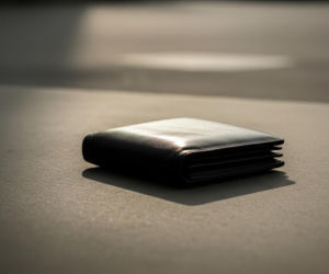 Ekshibicjonista z Słupska zatrzymany. Jaka kara spotkała go za ataki na policję i obnażanie się?