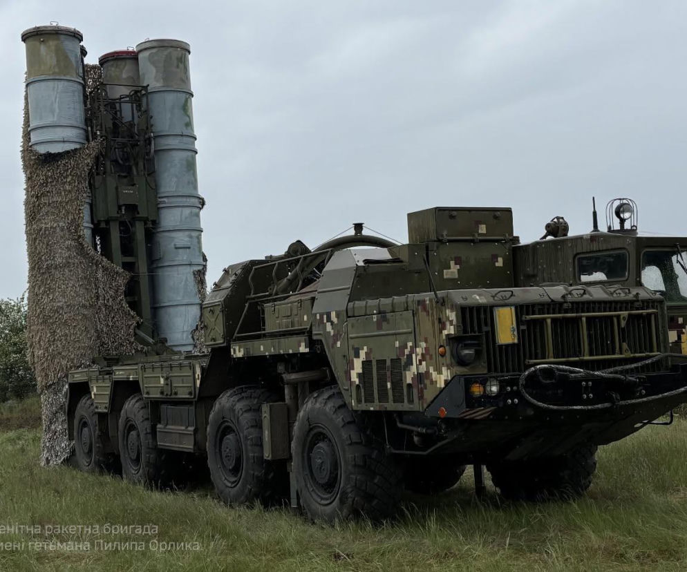 Wyrzutnia rakietowa systemu S-300 w kamuflażu pikselowym. O planowanej modernizacji przeczytasz na SE Portal Obronny.