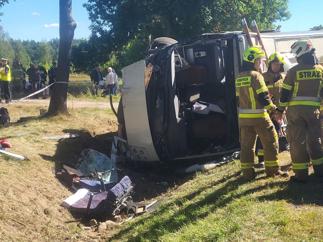Wypadek autobusu rejsowego w miejscowości Piotrowina pod Kałuszynem. Droga zablokowana! 06.09.2022